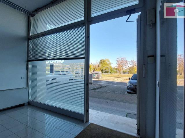 Palazzina commerciale in affitto a Modena