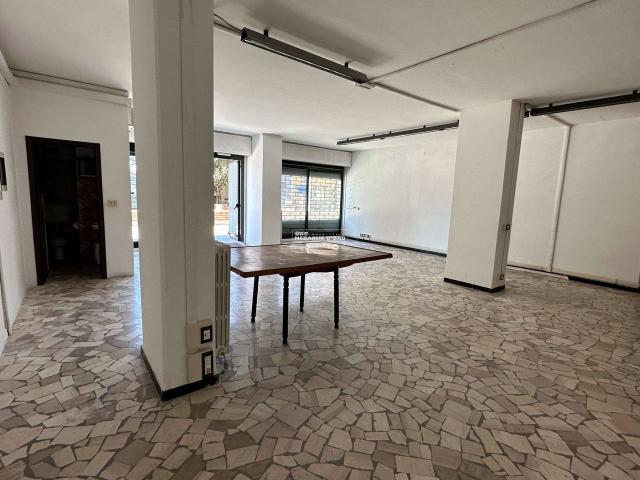Palazzina commerciale in affitto a Modena