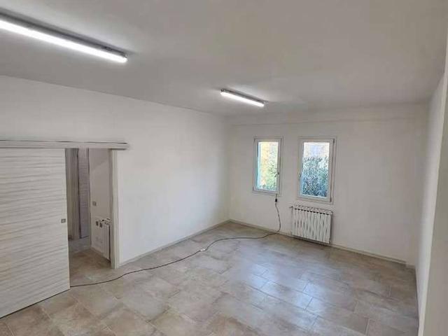 Palazzina commerciale in affitto a Modena