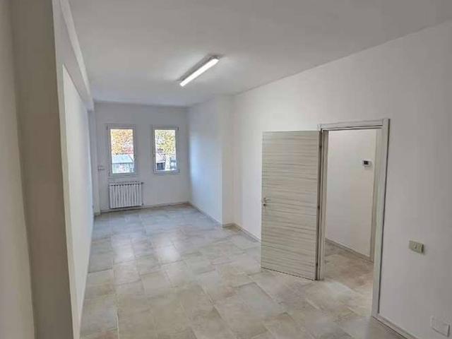 Palazzina commerciale in affitto a Modena
