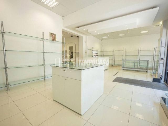 Palazzina commerciale in affitto a Montegranaro