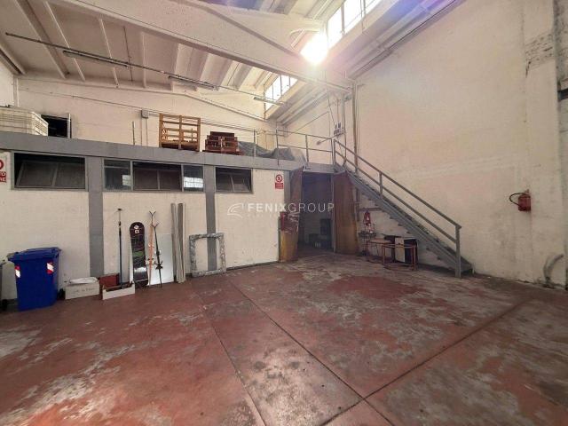 Palazzina commerciale in affitto a Monza