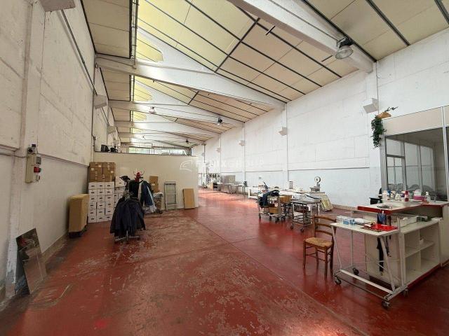 Palazzina commerciale in affitto a Monza