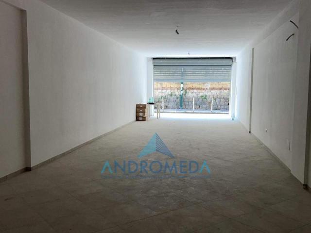 Palazzina commerciale in affitto a Napoli