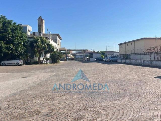 Palazzina commerciale in affitto a Napoli