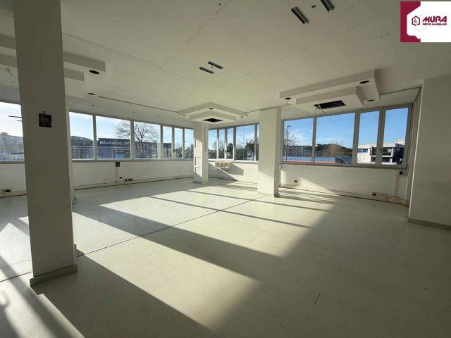 Palazzina commerciale in affitto a Aversa