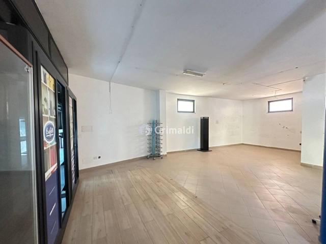Palazzina commerciale in affitto a Acerra