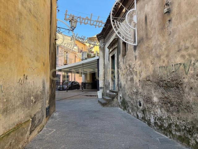 Palazzina commerciale in affitto a Acireale
