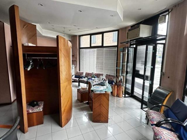 Palazzina commerciale in affitto a Alessandria