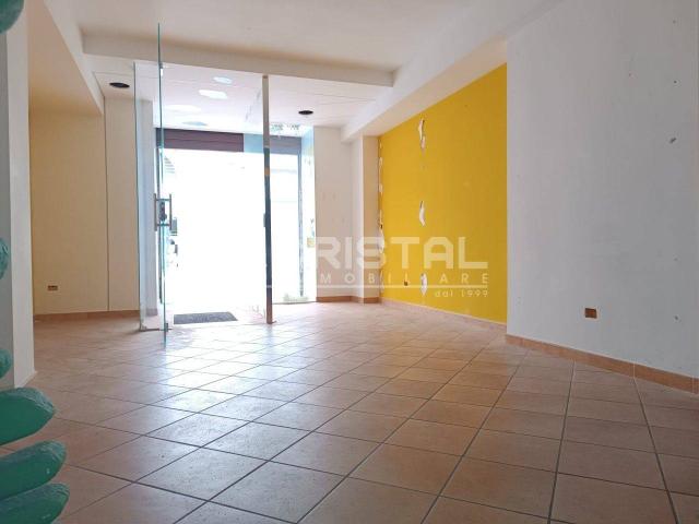 Palazzina commerciale in affitto a Andria
