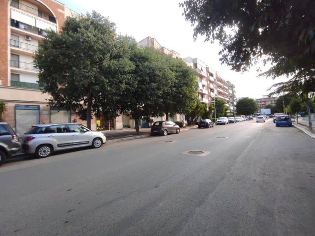 Palazzina commerciale in affitto a Andria