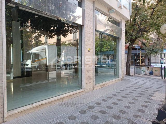 Palazzina commerciale in affitto a Andria