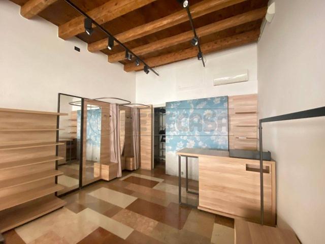 Palazzina commerciale in affitto a Bassano Del Grappa