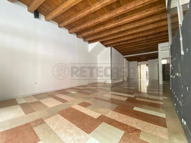 Palazzina commerciale in affitto a Bassano Del Grappa