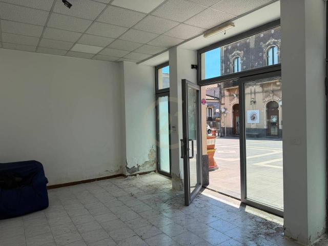 Palazzina commerciale in affitto a Belpasso