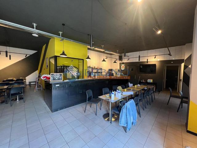 Palazzina commerciale in affitto a Bisceglie