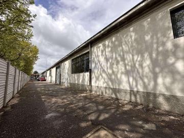 Palazzina commerciale in affitto a Bollate