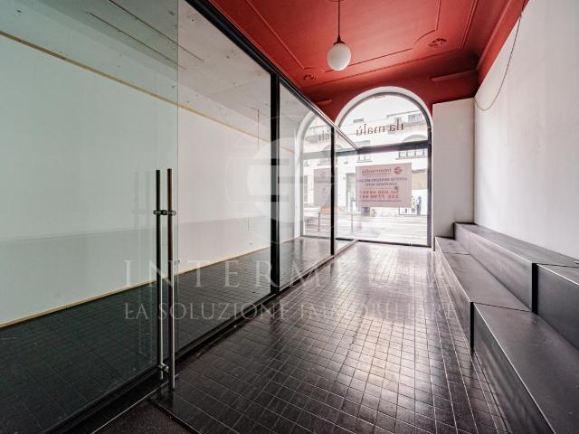 Palazzina commerciale in affitto a Brescia