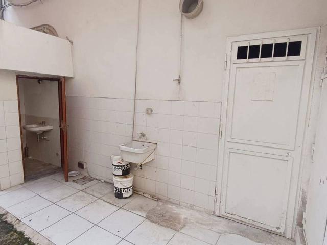 Palazzina commerciale in affitto a Brusciano