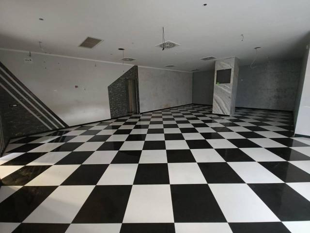 Palazzina commerciale in affitto a Cuneo