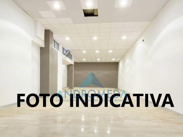 Palazzina commerciale in affitto a Casoria