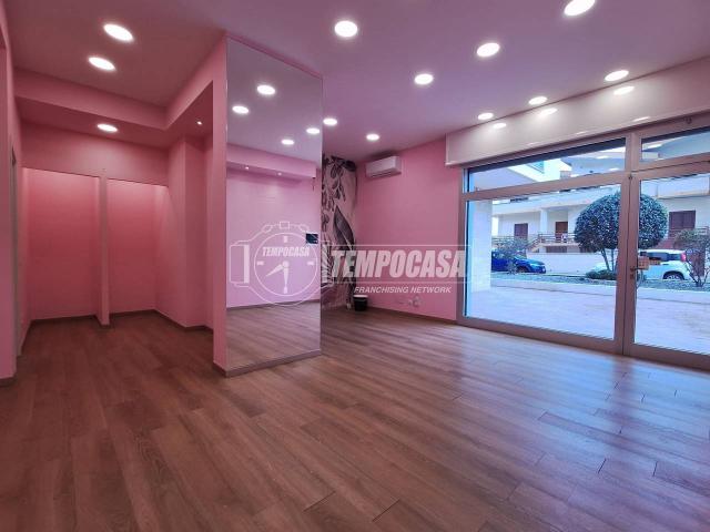 Palazzina commerciale in affitto a Casamassima