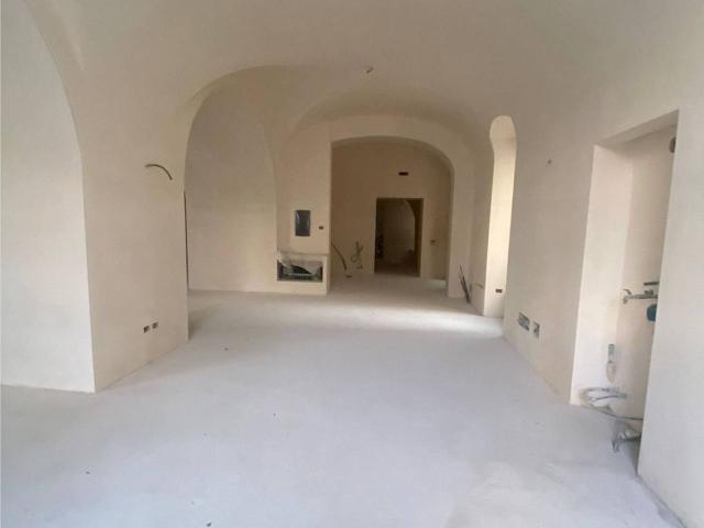 Palazzina commerciale in affitto a Casamassima