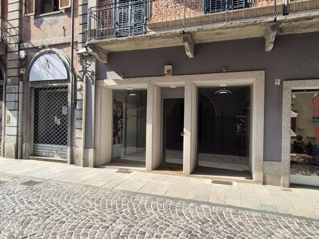 Palazzina commerciale in affitto a Chivasso