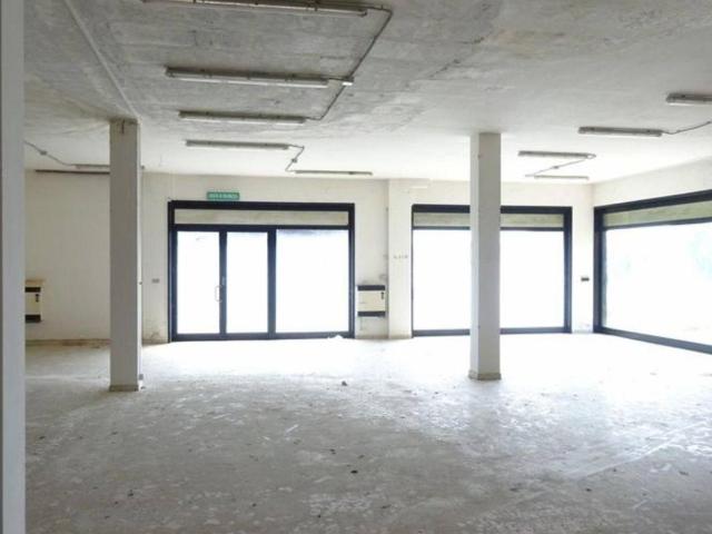 Palazzina commerciale in affitto a Colli Del Tronto