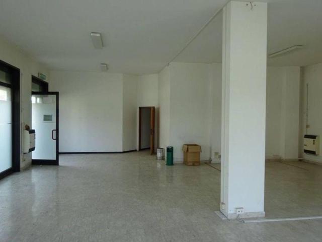 Palazzina commerciale in affitto a Colli Del Tronto