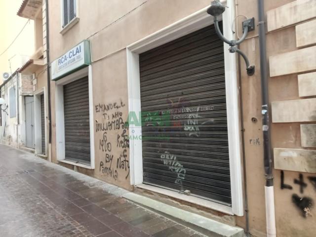 Palazzina commerciale in affitto a Cosenza