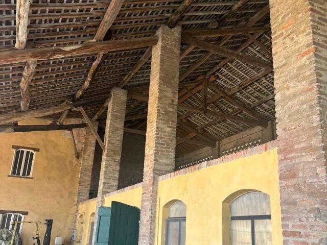Palazzina commerciale in affitto a Crema