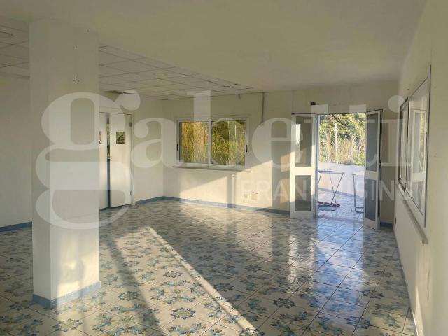 Palazzina commerciale in affitto a Gaeta