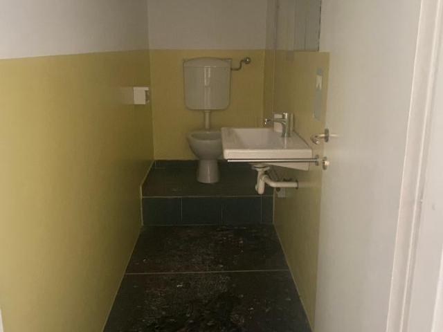 Palazzina commerciale in affitto a Genova