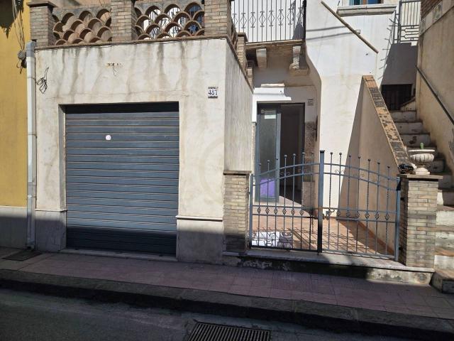 Palazzina commerciale in affitto a Giardini Naxos