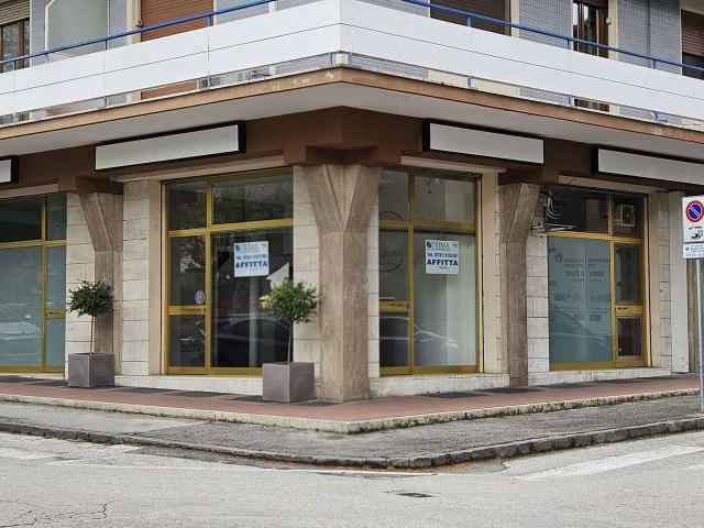 Palazzina commerciale in affitto a Jesi