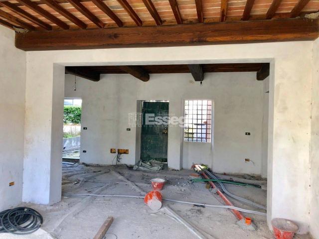 Palazzina commerciale in affitto a Lucca