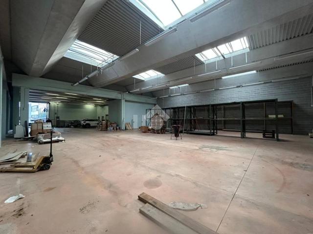Palazzina commerciale in affitto a Padova