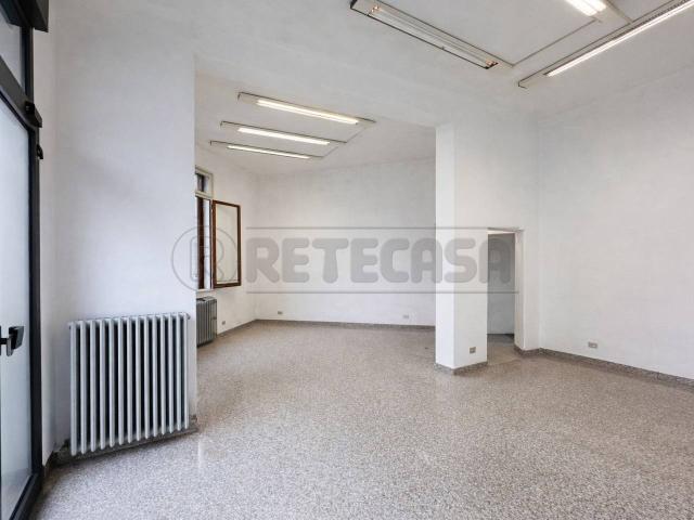 Palazzina commerciale in affitto a Padova