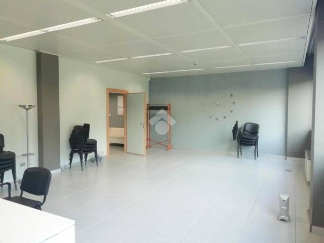 Palazzina commerciale in affitto a Padova