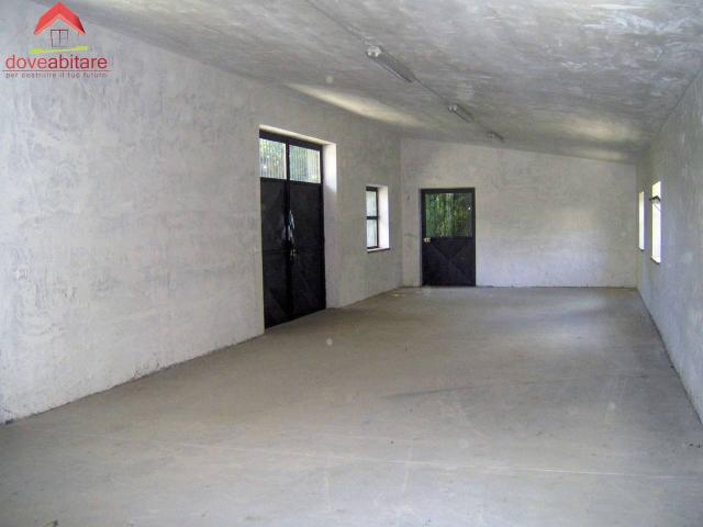 Palazzina commerciale in affitto a Pinerolo