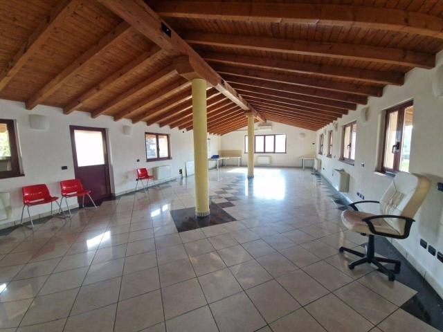 Palazzina commerciale in affitto a Pogliano Milanese