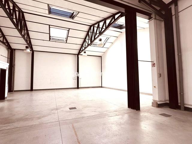 Palazzina commerciale in affitto a Prato