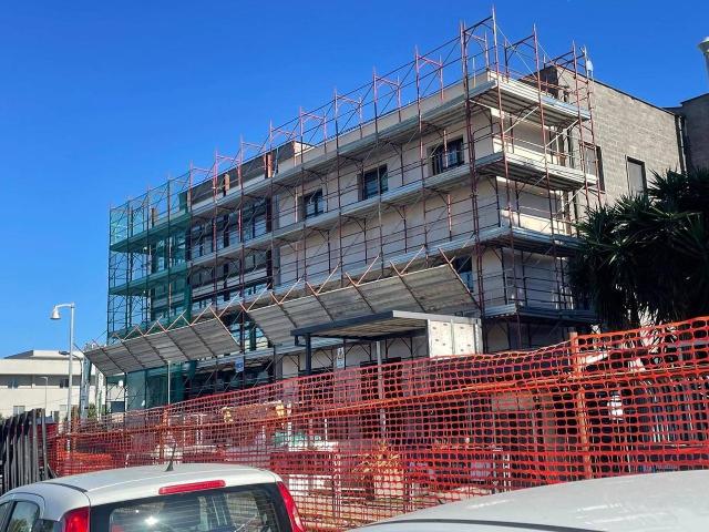 Palazzina commerciale in affitto a Quarto