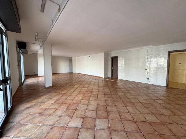 Palazzina commerciale in affitto a Quarto