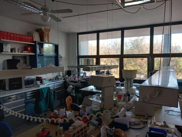 Palazzina commerciale in affitto a Reggio Emilia