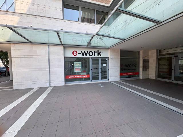 Palazzina commerciale in affitto a Reggio Emilia