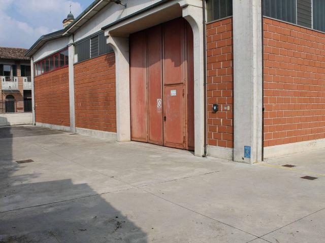 Palazzina commerciale in affitto a Ricengo