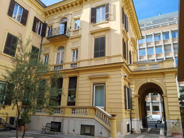 Palazzina commerciale in affitto a Roma