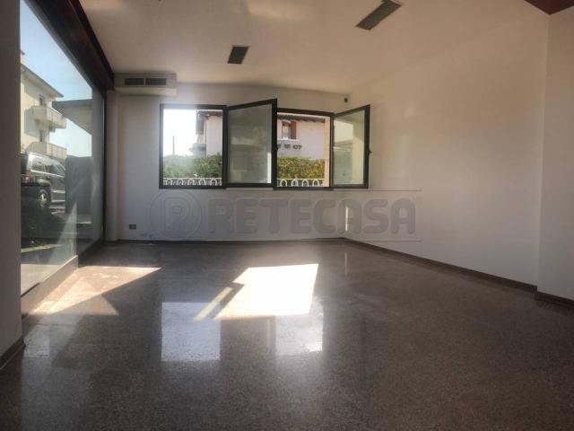 Palazzina commerciale in affitto a Romano D'Ezzelino